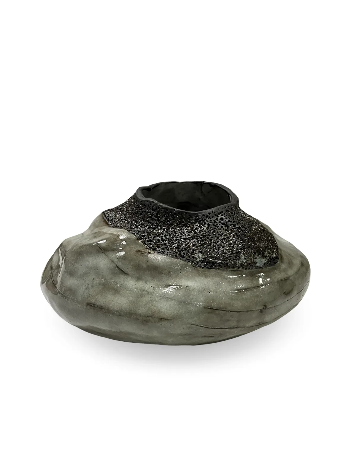 Low Vessel 02, hand-built ceramic by Yael Aloni-Netzer